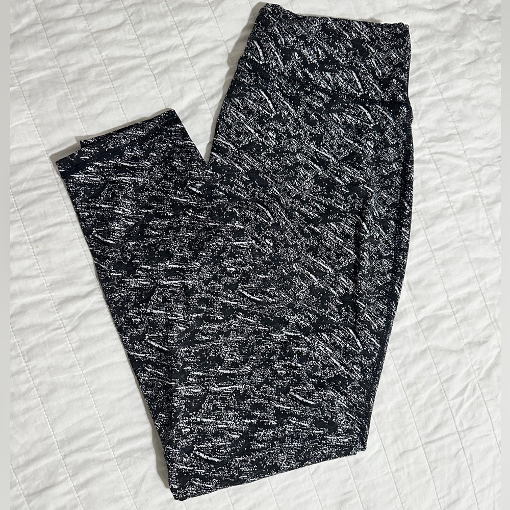 Women's Black and White Patterned Leggings - Picture 5 of 6
